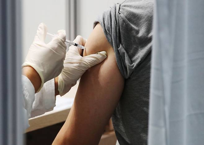 27일 오전 서울 마포구 코로나19 예방접종센터에서 시민들이 백신 접종을 받고 있다. [연합]