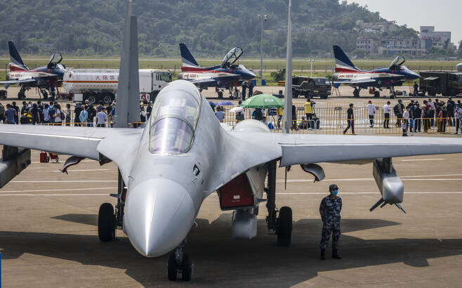 28일 개막한 중국 주하이 에어쇼에서 전투기 실물이 전시되어 있다. [EPA]