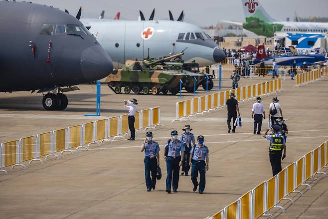 28일 개막한 중국 주하이 에어쇼에서 참관단이 각종 용도의 군용 항공기를 둘러보고 있다. [EPA]
