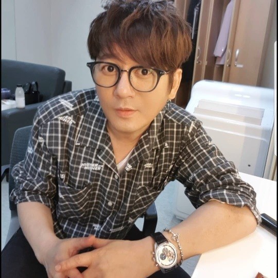 Shin Seung Hun posted a picture on the 28th instagram with the article Earth 2 report!     In the photo, Shin Seung Hun is staring at the camera wearing a shirt.The netizen who saw this was accompanied by comments such as I am very happy for my brother, Preservatives are beautiful and I will make a sound.Meanwhile, Shin Seung Hun, born in 1966, made his debut with his first album You in the Smile in 1990, and released his 30th anniversary special album My Personas last year.