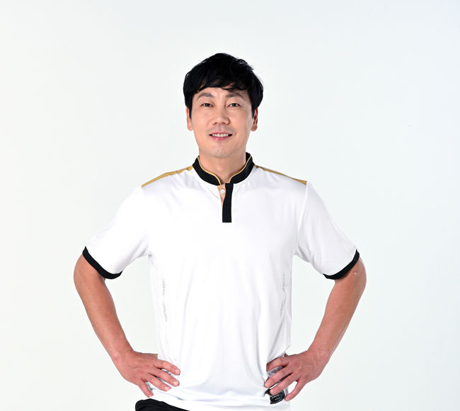 Song Chong-gug, the main character of 2002 World Cup, built a new nest in DH Entertainment with Lee Chun-soo and Hyun Young-min.DH Entertainment said on August 28, We recently signed a contract with Song Chong-gug to start a new start.Song Chong-gugs joining DH Entertainment has been a great strength for Lee Chun-soo and Hyun Young-min.In particular, DH Entertainment CEO Kim Dae-joon has been trusted since Lee Chun-soos active soccer career, which is the back door of Song Chong-gugs joining DH Entertainment.Moreover, as the three people who had the moment of entering the World Cup semi-finals in 2002 have eaten a meal, expectations for the synergy effect that they will show are also rising.Song Chong-gug was called The Prince of Hiddink in the 2002 Korea-Japan World Cup and played a leading role in the semi-finals.After retiring from soccer player, he started the K-League commentary committee of TV Chosun and in 2014 he was the commentary of Brazil World Cup at MBC.On the other hand, Song Chong-gugs newly joined DH Entertainment is a company that opens a new paradigm of sportainment by combining the passion of sports, the rich emotion of music, and the fun of contents.Lee Chun-soo and Hyun Young-min as well as Kim Soo-jung, known as the correct answer girl.