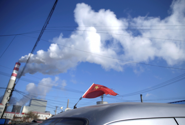 중국 헤이룽장성 하얼빈의 석탄발전소 위로 중국 국기가 펄럭이고 있다. /로이터연합뉴스