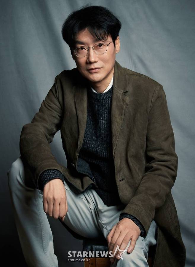 넷플릭스 오리지널 드라마 '오징어게임' 황동혁 감독이 28일 오전 진행된 온라인 라운드 인터뷰를 위해 포즈를 취하고 있다. 456억 원의 상금이 걸린 의문의 서바이벌에 참가한 사람들이 최후의 승자가 되기 위해 목숨을 걸고 극한의 게임에 도전하는 이야기를 담은 '오징어게임'은 넷플릭스 전세계 TV 프로그램 부문에서 1위를 차지하며 글로벌 인기를 누리고 있다. /사진제공=넷플릭스 2021.09.28 /사진=이동훈 기자 photoguy@