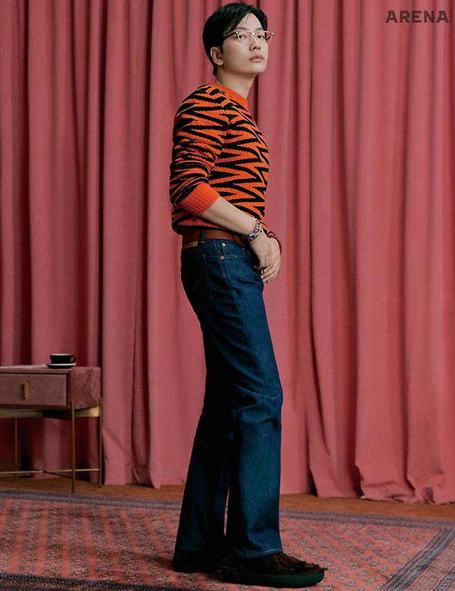 오렌지와 블랙 컬러 조합이 인상적인 지그재그 패턴의 크루넥 니트·리바이스 빈티지 클로딩(Levi’sⓇ Vintage Clothing) 1970’s 오렌지 탭 517 데님 팬츠 모두 리바이스.