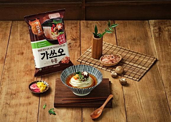 ▲풀무원이 새로운 ‘반전제면’ 공법을 적용해 선보인 ‘가쓰오우동’ 연출컷.(사진=풀무원식품)