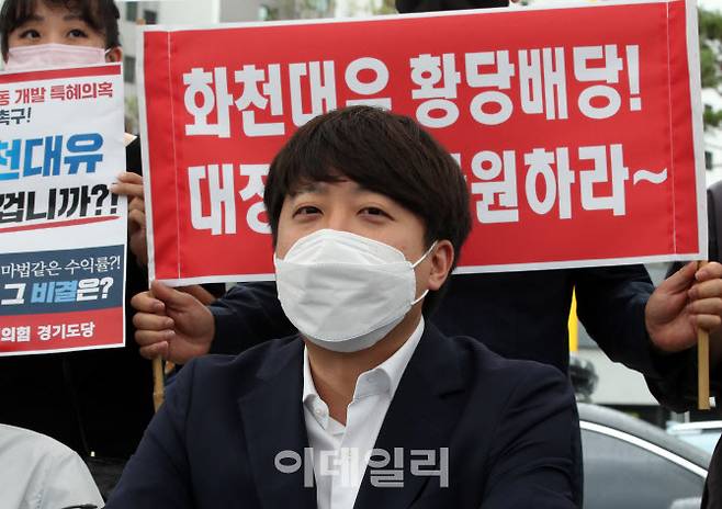 이준석 국민의힘 대표와 김은혜 국민의힘 의원이 29일 오전 경기 성남시 판교대장동 개발 특혜의혹 진상조사를 위해 판교대장동 일대를 방문해, 원주민들과 간담회를 갖고 있다. (사진=방인권기자)