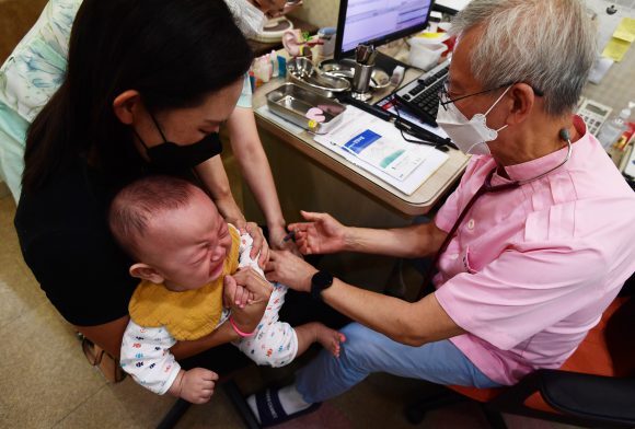 14일 오전 서울 송파구 김학원소아청소년과의원에서 한 어린이가 독감 백신을 접종 받고 있다. [사진=뉴스1]