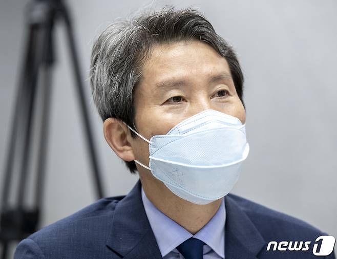 이인영 통일부 장관이 16일 오후 서울 중구 대한적십자사 서울사무소에서 열린 화상 상봉장 시연행사에서 전주·홍성·의정부에 거주하고 있는 이산가족들과 면담하고 있다. 통일부는 지난 8월 기존 이산가족 화상상봉장 13곳에 더해 의정부, 강릉·원주, 청주, 홍성,안동, 전주 등 7곳의 화상 상봉장을 추가로 설치했다. 2021.9.16/뉴스1 © News1 사진공동취재단
