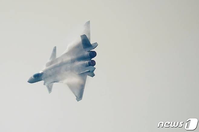 자체개발 엔진 WS-10을 장착한 J-20이 28일 중국 주하이시 에어쇼에서 대중들에게 처음으로 공개됐다.. © 로이터=뉴스1 © News1 원태성 기자