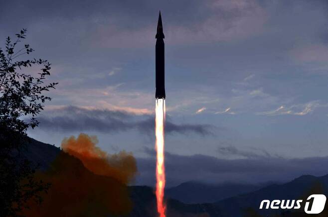 (평양 노동신문=뉴스1) = 북한이 새로 개발했다는 극초음속 미사일의 시험발사 장면을 29일 공개했다. 노동당 기관지 노동신문은 이 미사일의 이름이 '화성-8'형이라며 관련 사진을 보도했다. 우리 군은 전날 북한이 '단거리 미사일'을 발사한 것으로 추정된다는 분석 결과를 내놓은 바 있다. [국내에서만 사용가능. 재배포 금지. DB 금지. For Use Only in the Republic of Korea. Redistribution Prohibited] rodongphoto@news1.kr