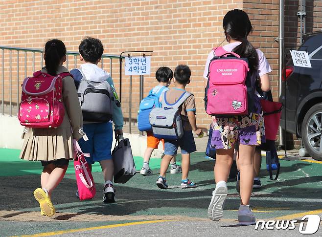 서울 한 초등학교에서 학생들이 등교하고 있다. 2021.9.6/뉴스1 © News1 이성철 기자