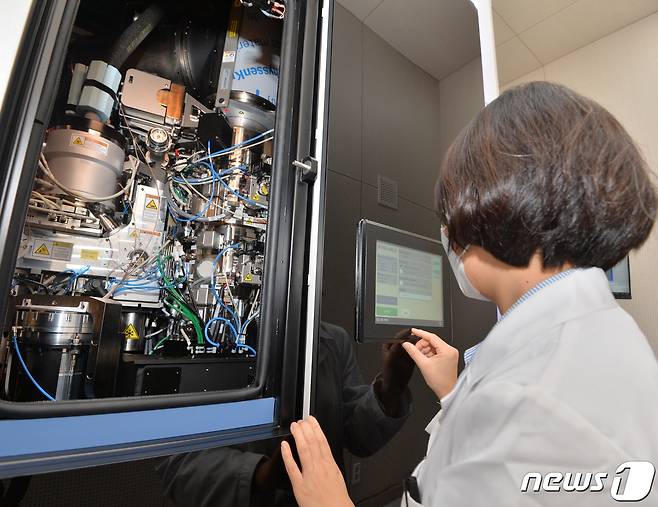 29일 경북 포항융합기술산업지구에 준공된 세포막단백질 연구소에서 연구원들이 극저온전자현미경을 통한 연구를 준비하고 있다..2021.9.29/뉴스1 © News1 최창호 기자
