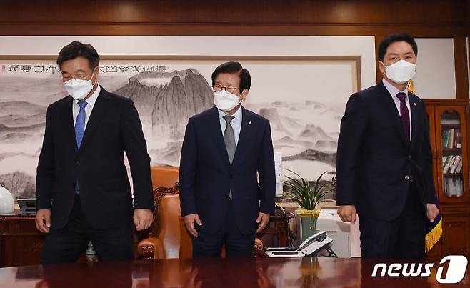 윤호중 더불어민주당 원내대표와 김기현 국민의힘 원내대표가 29일 오전 서울 여의도 국회에서 박병석 국회의장이 주재한 언론중재법 관련 여야 원내대표회동에서 만나 자리로 향하고 있다. 2021.9.29/뉴스1 © News1 구윤성 기자