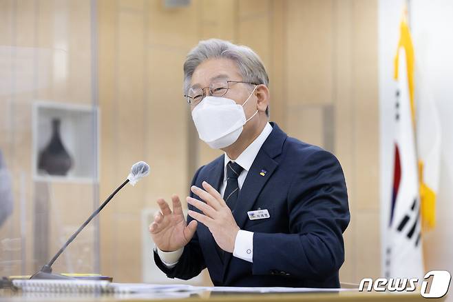 더불어민주당 대선주자인 이재명 경기도지사가 29일 의정부경기북부청사에서 열린 9월 확대간부회의에서 자신을 둘러싼 공격과 잡음에 대해 '아수라판'이라고 비유했다. © 뉴스1