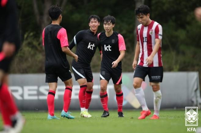 U-23 대표팀의 김세윤(우측 두번째)이 고려대와의 연습 경기에서 득점에 성공했다. (대한축구협회 제공)
