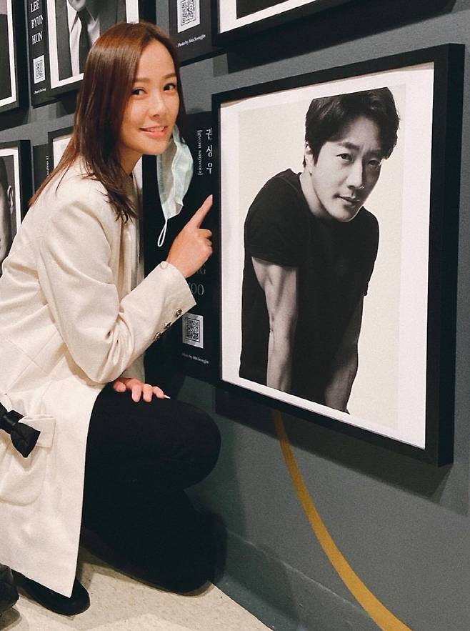 Wedding anniversary Celebratory photo sent by Actor Son Tae-young without Husband Kwon Sang-woohas released the book.Son Tae-young posted several photos on his 29th day with his article Meet Husband (# New York Korean Cultural Center) # Moma ...In the photo, Son Tae-young posed with a lovely smile next to a picture of Husband Kwon Sang-woo displayed at the Korean Cultural Center in New York.Son Tae-young showed his affection by appeaseing the regret of being separated from Husband in the Wedding anniversary.Another photo showed Son Tae-young looking around the art gallery; the 171cm tall Son Tae-young boasted a superior proportion even in heelless shoes.Meanwhile, Son Tae-young married Actor Kwon Sang-woo in 2008 and has one male and one female.