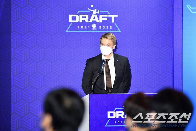 대한항공 틸리카이넨 감독이 신인 드래프트에서 선수를 호명하고 있다. 사진제공=KOVO