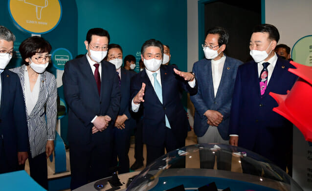 이용섭 광주광역시장(왼쪽 세 번째)과 정승일 한국전력 사장(왼쪽 네 번째)이 참석자들과 함께 에너지파크를 둘러보고 있다.