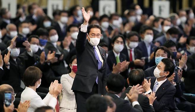 기시다 후미오 전 일본 외무상이 2021년 9월 29일 일본 도쿄에서 열린 자민당 결선투표에서 여당 신임 대표로 선출된 뒤 손을 흔들고 있다./로이터 연합뉴스