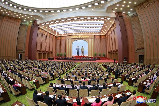 조선중앙통신은 29일 "최고인민회의 제14기 제5차 회의 1일 회의가 9월 28일 만수대의사당에서 진행됐다"고 보도했다. 이날 회의에는 최룡해 최고인민회의 상임위원장과 김덕훈 내각총리가 참석했다. 김정은 국무위원장은 참석하지 않았다. /연합뉴스