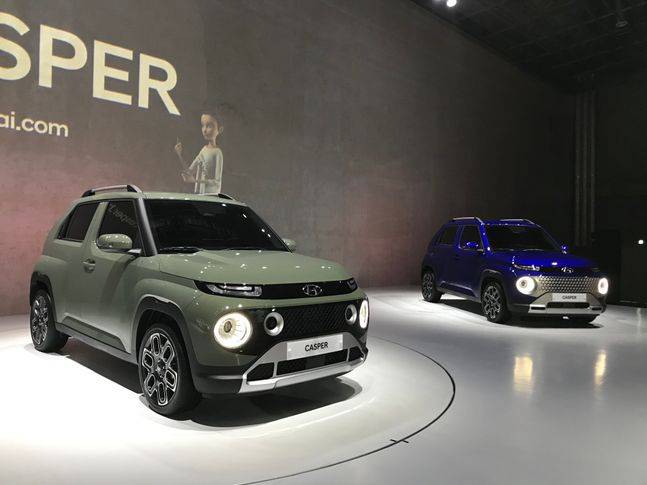 캐스퍼 터보 옵션 장착 모델(왼쪽)과 일반형. 그릴 좌우 원형 인터쿨러의 유무로 외형이 구분된다.ⓒ데일리안 박영국 기자