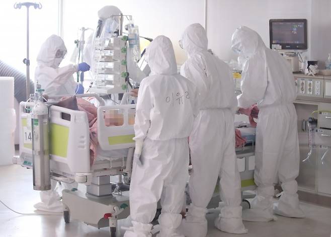 영국 과학자들이 바이러스 침입을 탐지해 복제를 막는 항바이러스 면역의 핵심인 인터페론 시스템에 결함이 있는 사람은 코로나19 감염 증상이 훨씬 심각하다는 사실을 알아냈다. 사진은 경기도 고양시 국민건강보험 일산병원 코로나19 중증 병동 병동에서 의료진이 환자에게 기도삽관을 하는 모습. 연합뉴스 제공