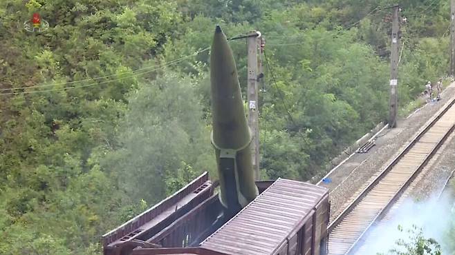 북한이 지난 15일 단거리 탄도미사일을 열차에서 발사 준비를 하고 있다. 조선중앙통신 연합뉴스