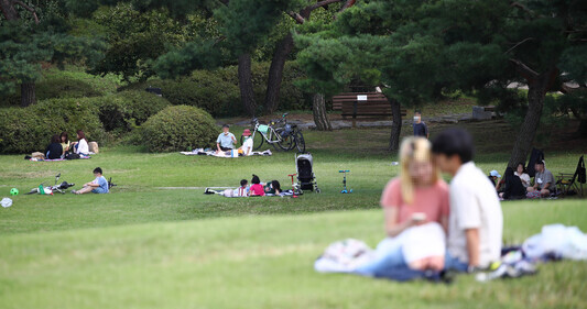 People enjoy picnics at Olympic Park in Songpa District, Seoul on Sept. 22. (Yonhap News)