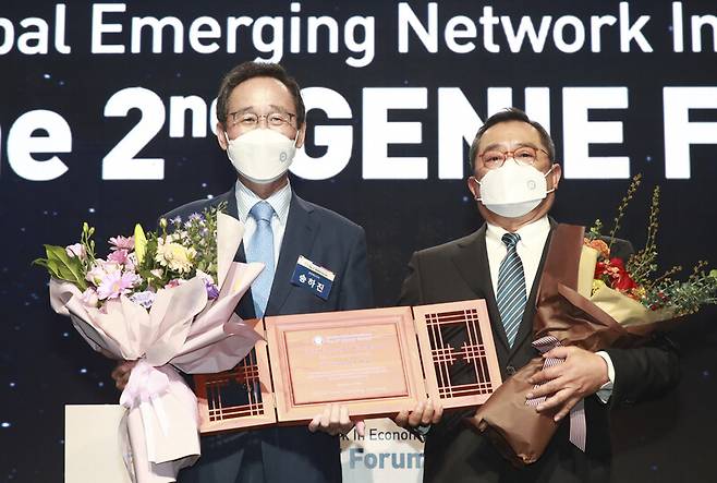 구자열(오른쪽) 한국무역협회 회장 겸 엘에스(LS)그룹 회장이 2일 지니어워즈를 받았다. 전북도 제공