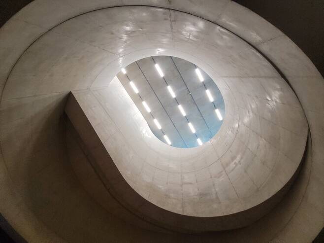 지하 2층 갤러리와 1층 로비 공간을 나선형 얼개로 꿰뚫어 연결한 ‘빛의 구멍’.
