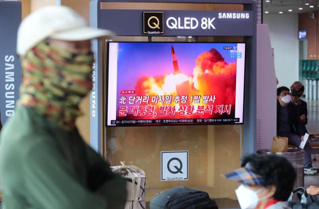 북한이 동해상으로 미사일 1발을 발사한 28일 오후 서울 중구 서울역에서 시민들이 뉴스 속보를 확인하고 있다. 뉴시스
