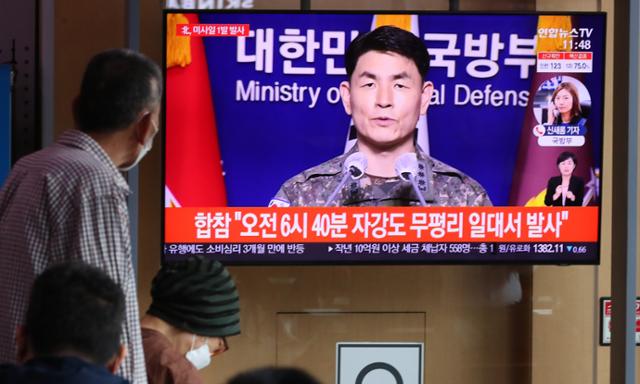 북한이 동쪽으로 미사일 1발을 발사한 28일 오전 서울 중구 서울역에서 시민들이 뉴스 속보를 확인하고 있다. 뉴시스