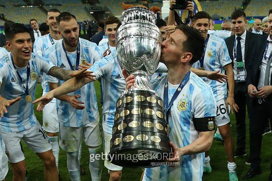 지난 7월 11일(한국시간) 2021 코파아메리카 우승 트로피를 들어 올리는 아르헨티나 대표팀 리오넬 메시. 사진=게티이미지