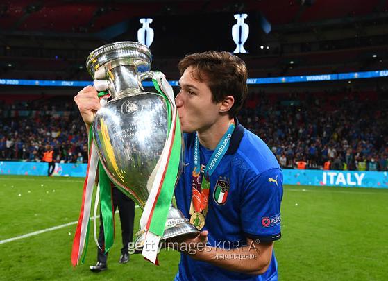 2020 유럽축구선수권대회(유로2020) 우승 트로피를 들어 올린 이탈리아 대표팀 페데리코 키에사.