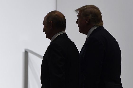 2019년 일본 오사카에서 열린 G20 정상회의에서 도널드 트럼프 전 미국 대통령과 블라디미르 푸틴 러시아 대통령이 나란히 걸어가고 있다. [AP=연합뉴스]