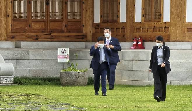 국회 사랑재를 산책하는 박병석 국회의장이 마스크를 쓰고 있다. 임현동 기자