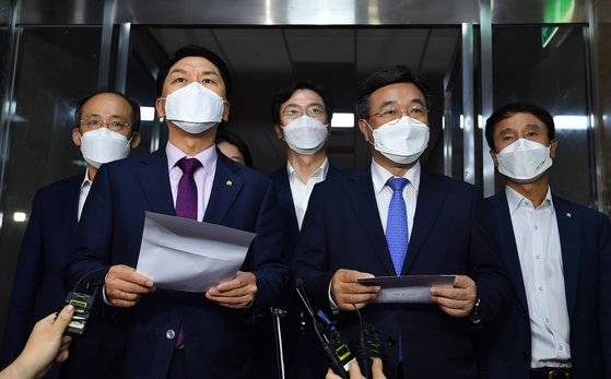 윤호중 더불어민주당 원내대표와 김기현 국민의힘 원내대표가 29일 서울 여의도 국회에서 박병석 국회의장 주재로 열린 언론중재법 관련 여야 원내대표 회동을 마친 뒤 합의문을 발표하고 있다. 임현동 기자