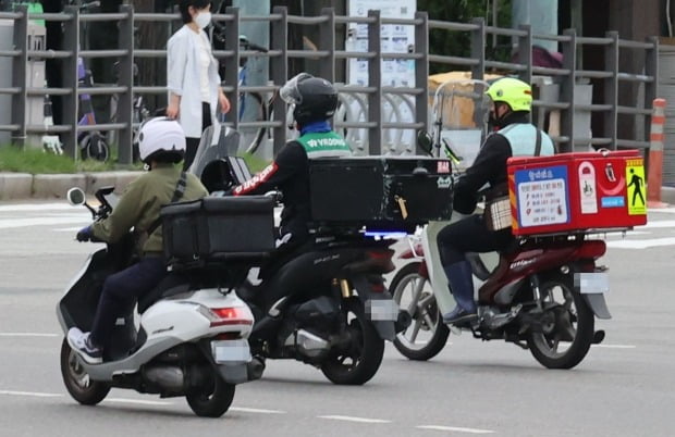 배달종사자들이 오토바이를 타고 이동하는 모습. 사진은 기사와 무관함. /사진=연합뉴스