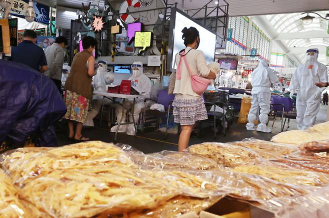28일 서울 중구 중부-신중부시장 내 설치된 ‘찾아가는 임시선별검사소’에서 시장 관계자들이 검사를 받고 있다. 연합뉴스