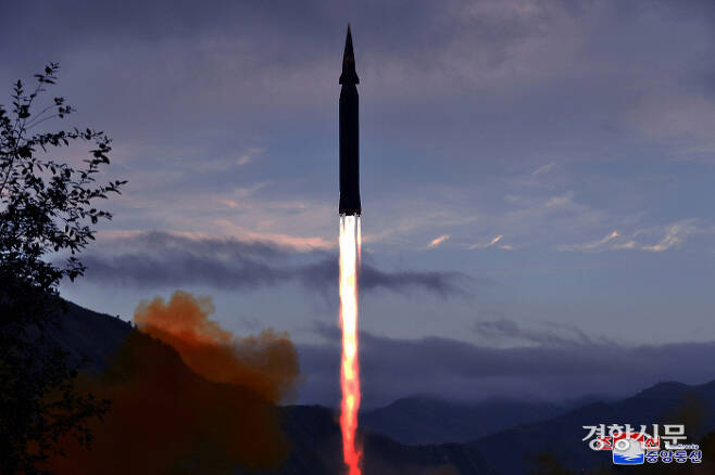 북한이 신형 극초음속 미사일을 처음으로 시험발사했다고 29일 발표했다.                                                조선중앙통신·연합뉴스