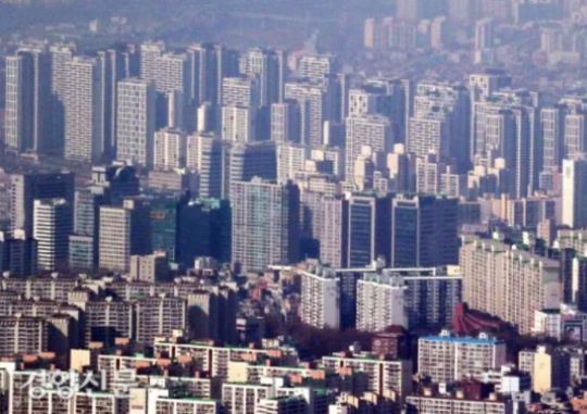 An apartment complex in Gangnam. Kim Ki-nam