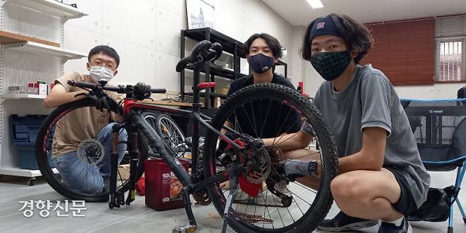 광주 방치자전거 재사용 센터에서 자전거를 수리하는 청소년들이 19일 센터에서 자전거를 손보고 있다.