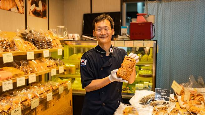 제빵사 김쌍식씨는 매일 아침 등굣길 아이들에게 무료로 빵을 나눠온 공로를 인정받아 LG 의인상을 받았다.