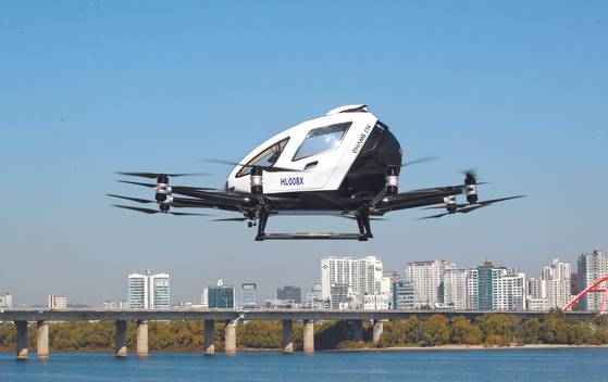A test flight of a passenger drone at Hangang Park in Yeouido, western Seoul, in November last year. The Ministry of Land, Infrastructure and Transport plans to hold more test flights in November. [NEWS1]