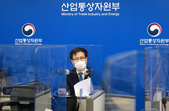 Trade Minister Yeo Han-koo, who started office last month, briefs media on his recent visit to the U.S. in meeting with White House officials and U.S. Trade Representative Katherine Tai at the Ministry of Trade, Industry and Energy's office in Sejong on Wednesday. [MOTIE]