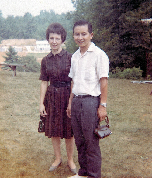 트루디(왼쪽) 사모와 극동방송 이사장 김장환 목사가 밥 존스 고등학교 재학 시절, 데이트 중에 함께 사진을 찍고 있다.