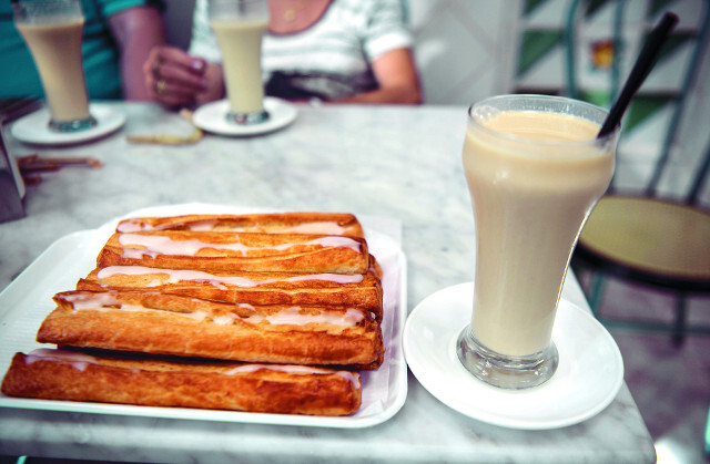 스페인 대표 음료 오르차타(오른쪽)와 파로톤 빵.