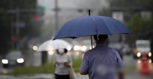 우산을 쓴 시민 [사진 = 연합뉴스]