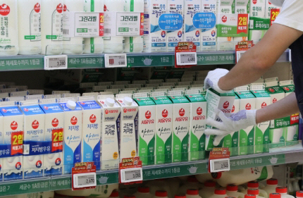지난 23일 서울 시내 한 대형마트 우유 및 유제품 판매대 모습. [사진 출처=연합뉴스]
