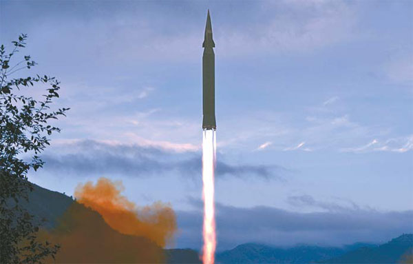 29일 북한 조선중앙통신은 "자강도 룡림군에서 새로 개발한 극초음속 미사일 `화성-8형` 시험발사를 진행했다"고 보도했다. [사진 출처 = 연합뉴스]
